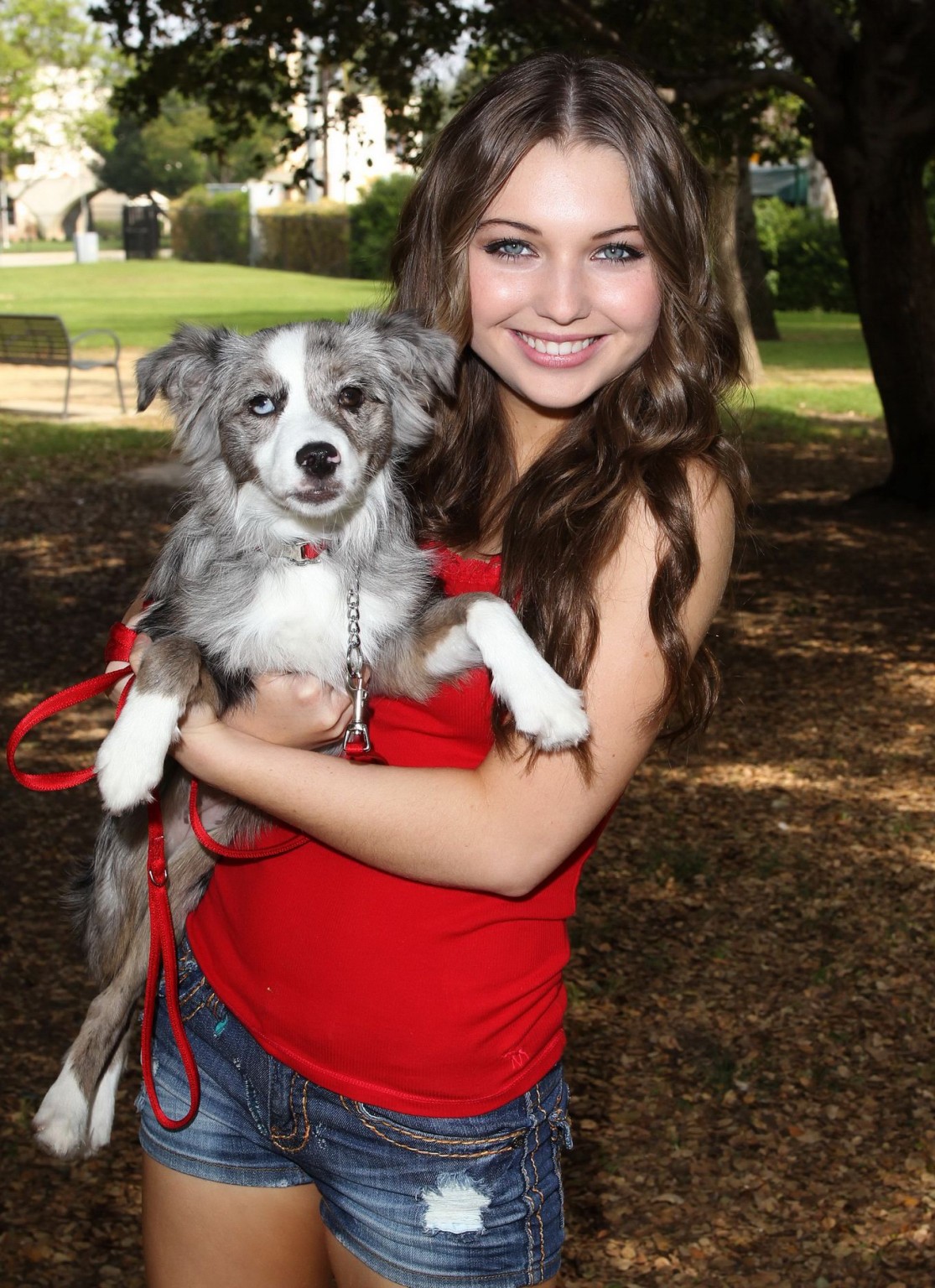 Sammi hanratty leggy in piccolo top rosso e hotpants al parco in north hollywood
 #75197655