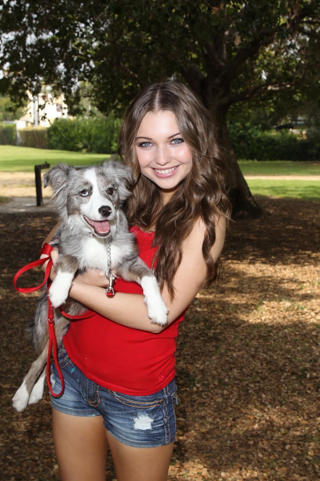 Sammi hanratty bien en jambes dans un petit haut rouge et un pantalon chaud au parc de north hollywood
 #75197661