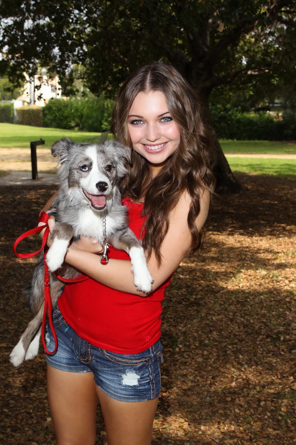 Sammi Hanratty langbeinig in winzigem rotem Top und Hotpants im Park in Nordhollywood
 #75197669