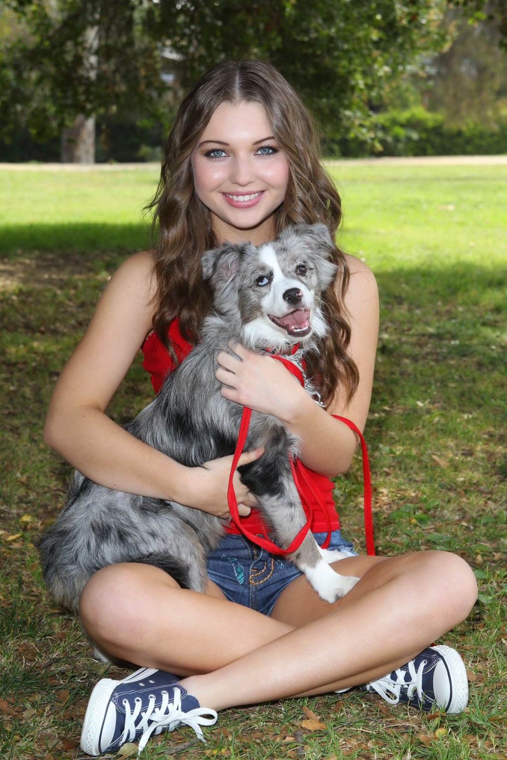 Sammi hanratty bien en jambes dans un petit haut rouge et un pantalon chaud au parc de north hollywood
 #75197688