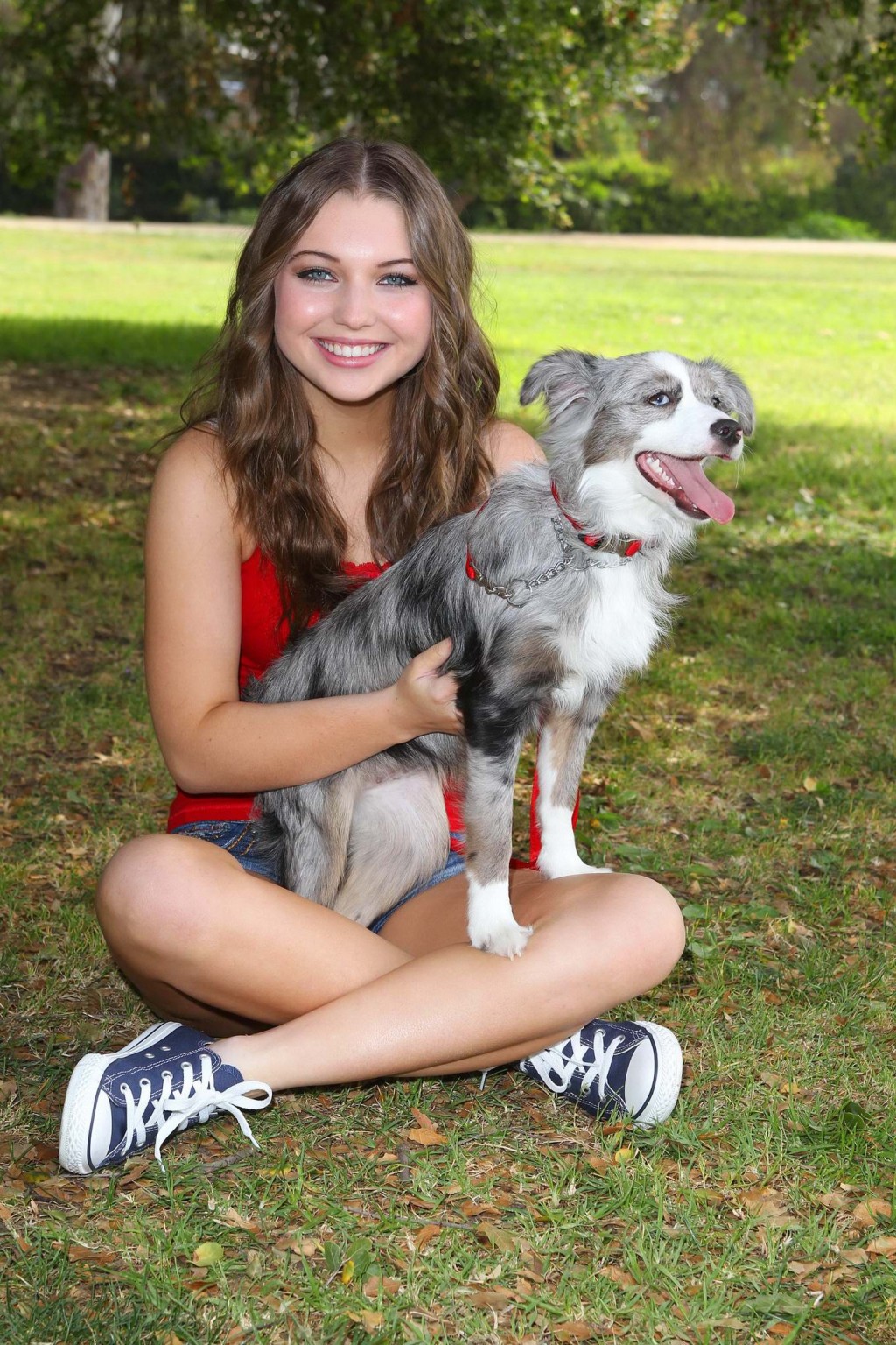 Sammi Hanratty langbeinig in winzigem rotem Top und Hotpants im Park in Nordhollywood
 #75197704