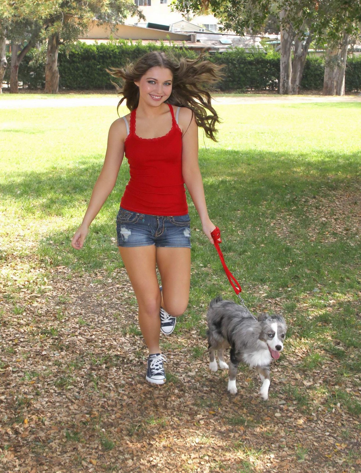 Sammi hanratty bien en jambes dans un petit haut rouge et un pantalon chaud au parc de north hollywood
 #75197722