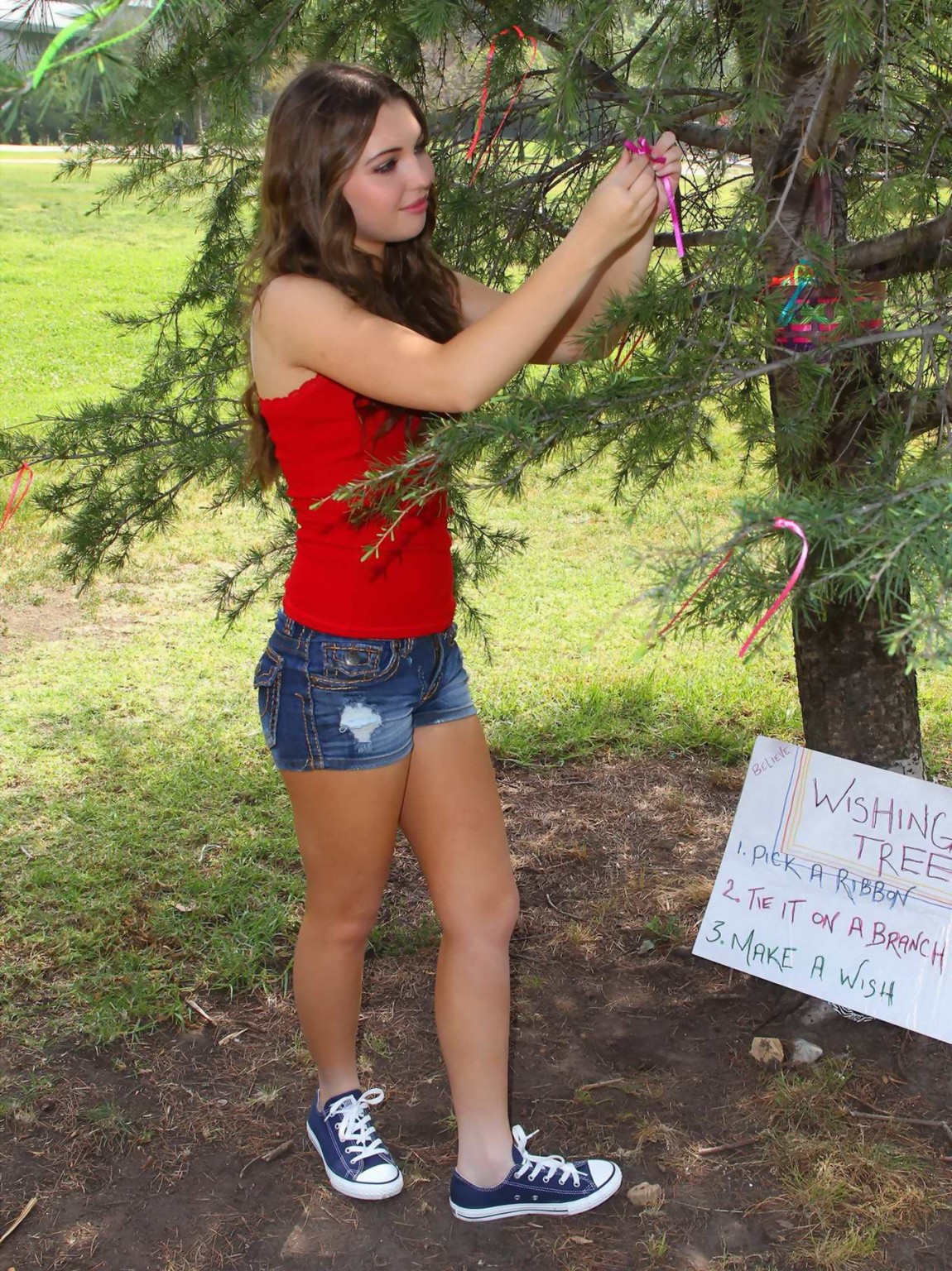 Sammi hanratty bien en jambes dans un petit haut rouge et un pantalon chaud au parc de north hollywood
 #75197767