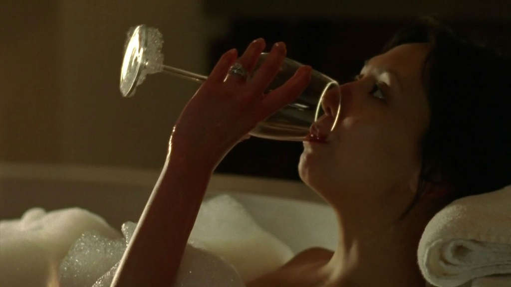 Linda park topless bajo la ducha y desnuda en la película caps
 #75342503