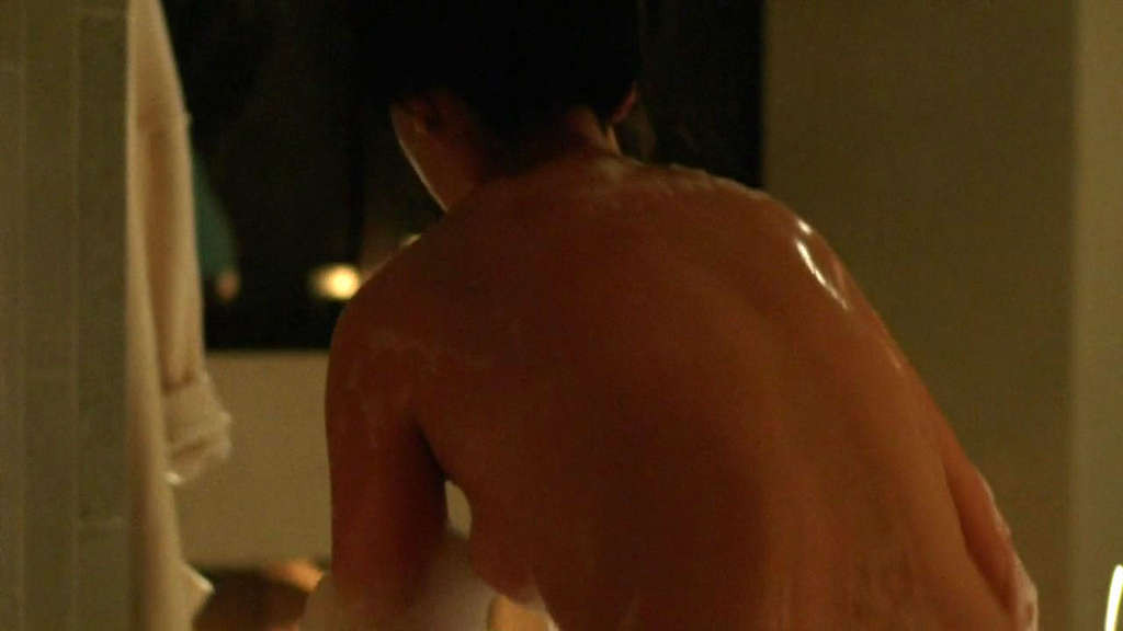 Linda park topless bajo la ducha y desnuda en la película caps
 #75342506