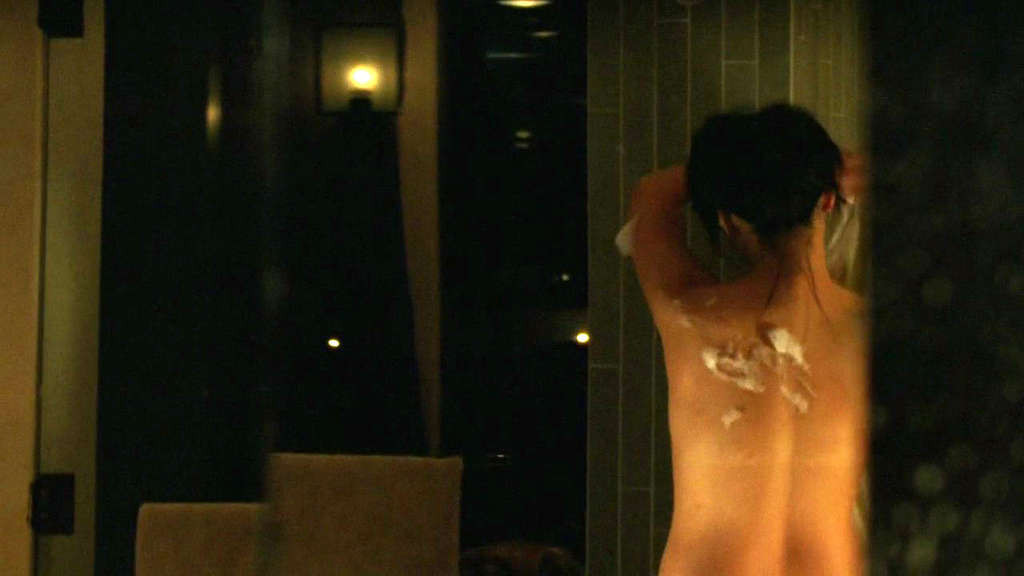 Linda park topless bajo la ducha y desnuda en la película caps
 #75342511