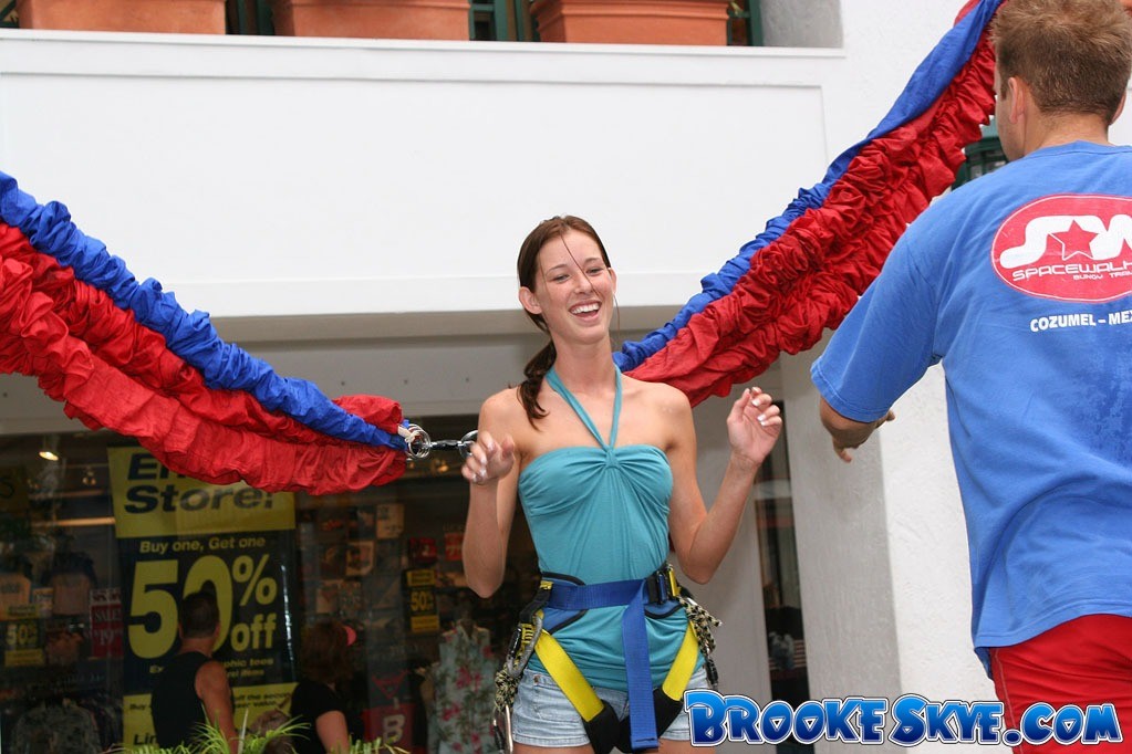 Brooke s'excite au centre commercial
 #75012182