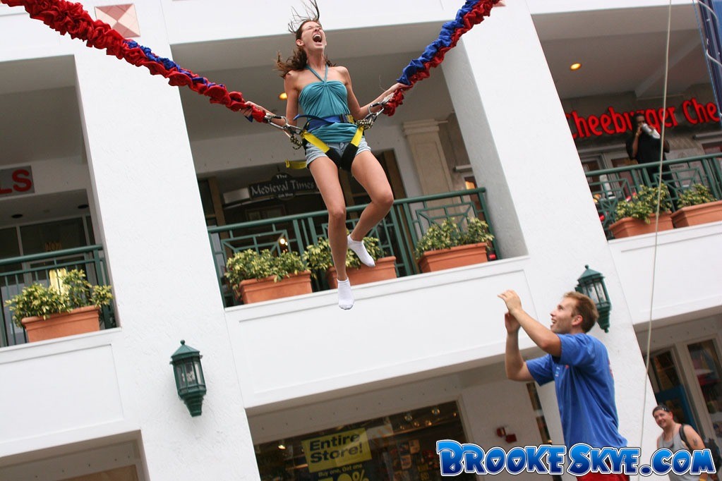 Brooke s'excite au centre commercial
 #75012192