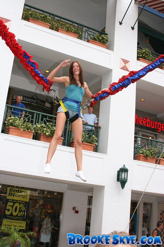 Brooke se excita en el centro comercial
 #75012210