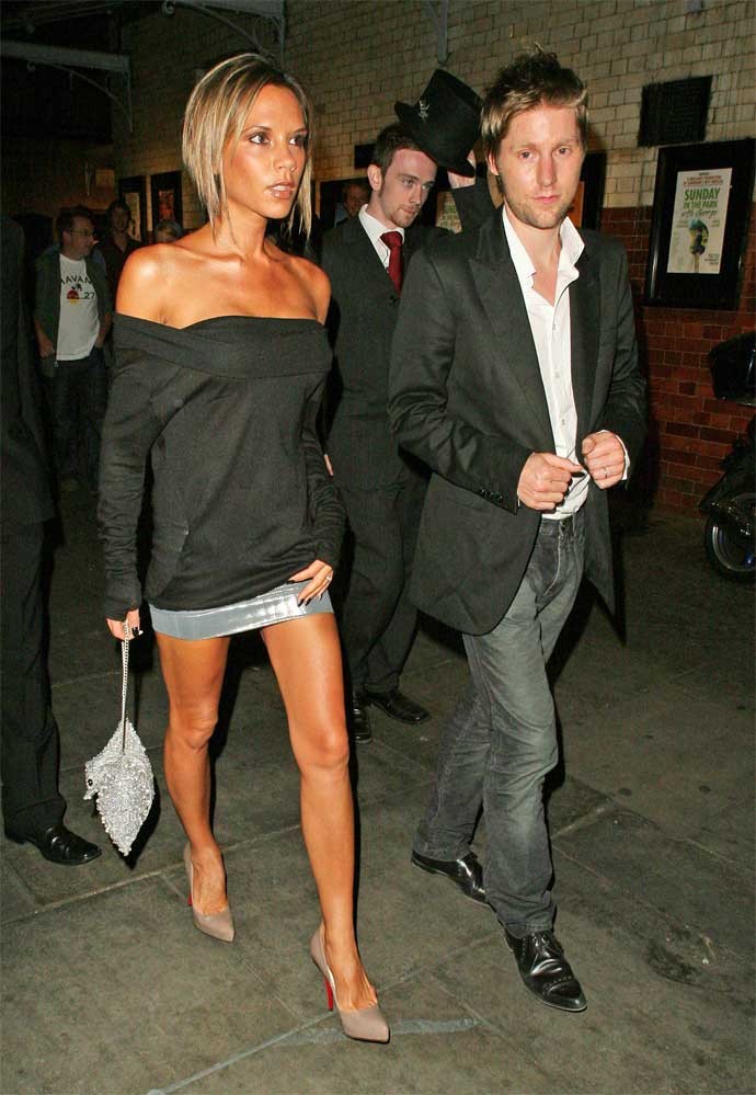 Victoria Beckham che mostra grandi gambe e posa molto sexy
 #75442517