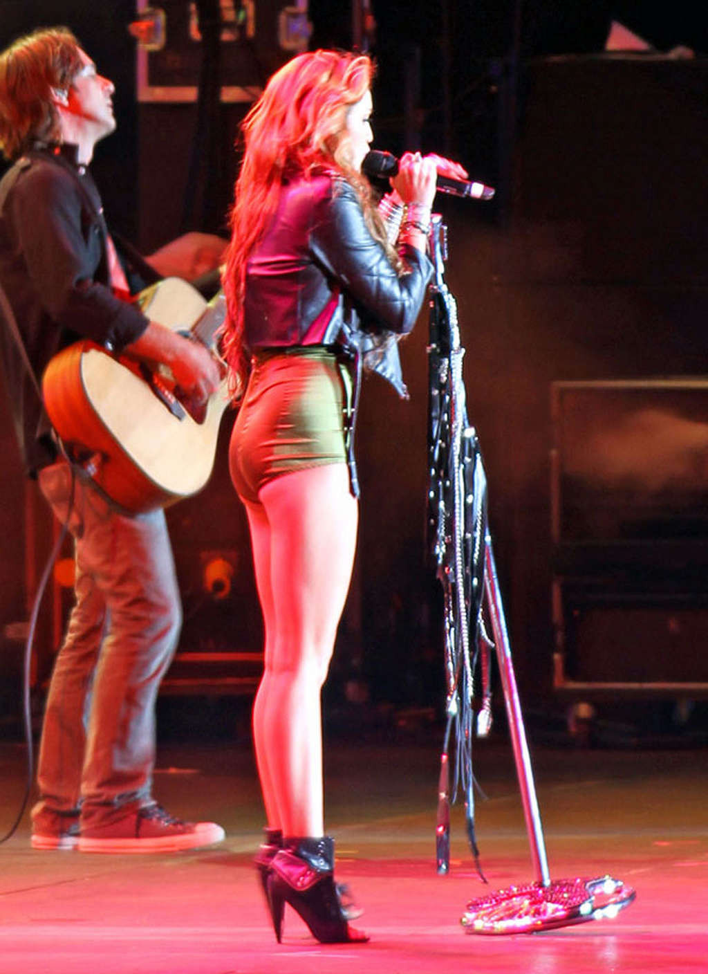 Miley cyrus exponiendo su cuerpo sexy y su culo caliente en el escenario
 #75347154