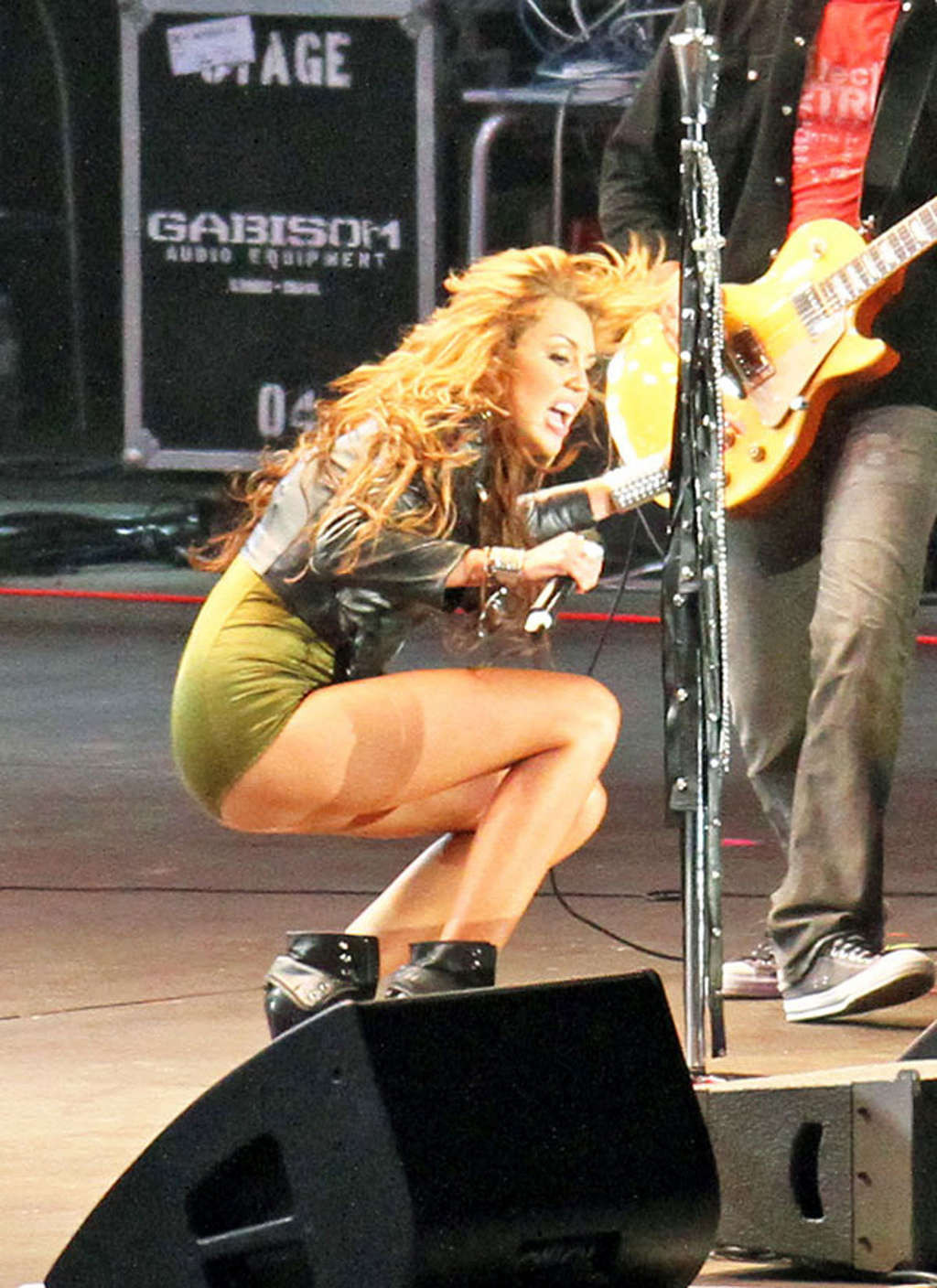 Miley cyrus exponiendo su cuerpo sexy y su culo caliente en el escenario
 #75347158