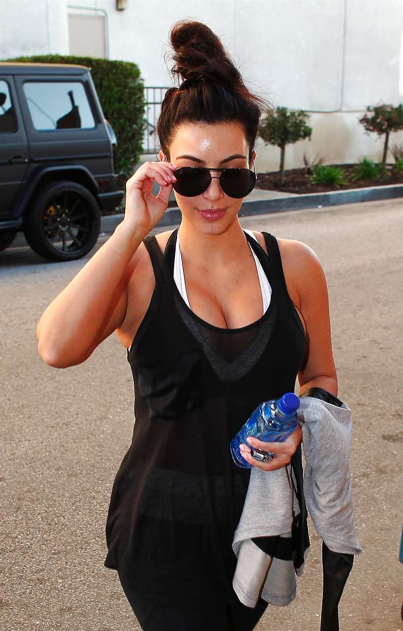 Kim kardashian montrant ses énormes seins et son joli cul dans la rue
 #75245159