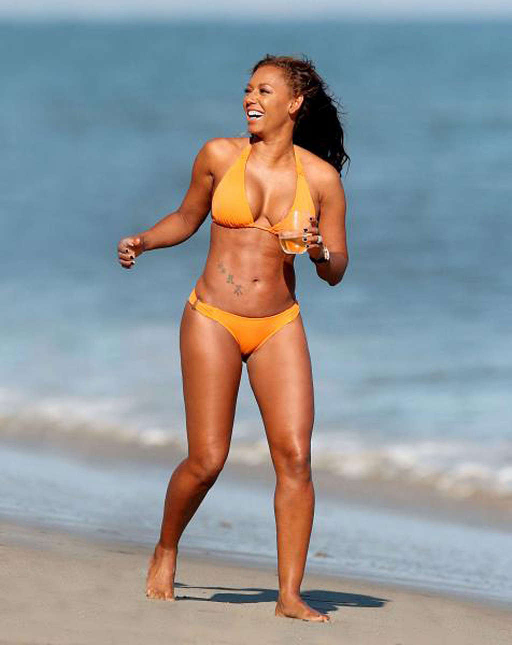 Melanie brown exposant son corps sexy et son cul chaud en bikini jaune sur la plage
 #75339647