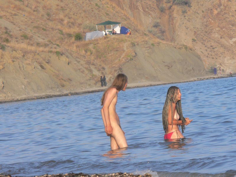 Amateur-Nudistin liebt es, die Sonne auf ihrem Körper zu spüren
 #72253926