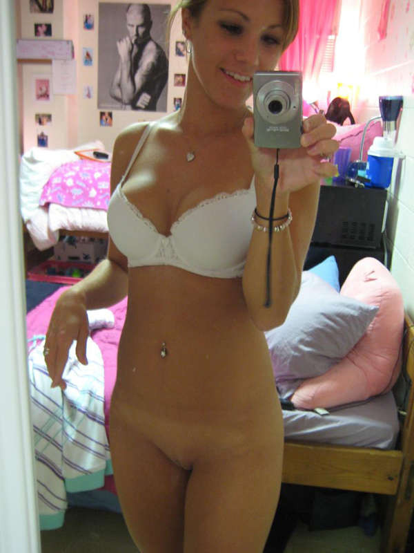 裸のベイビーの写真は彼女の陰部をfingering
 #75784264