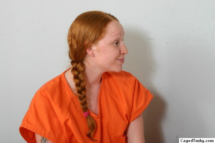 Giovane dai capelli rossi in una cella di prigione con un altro detenuto
 #78202879
