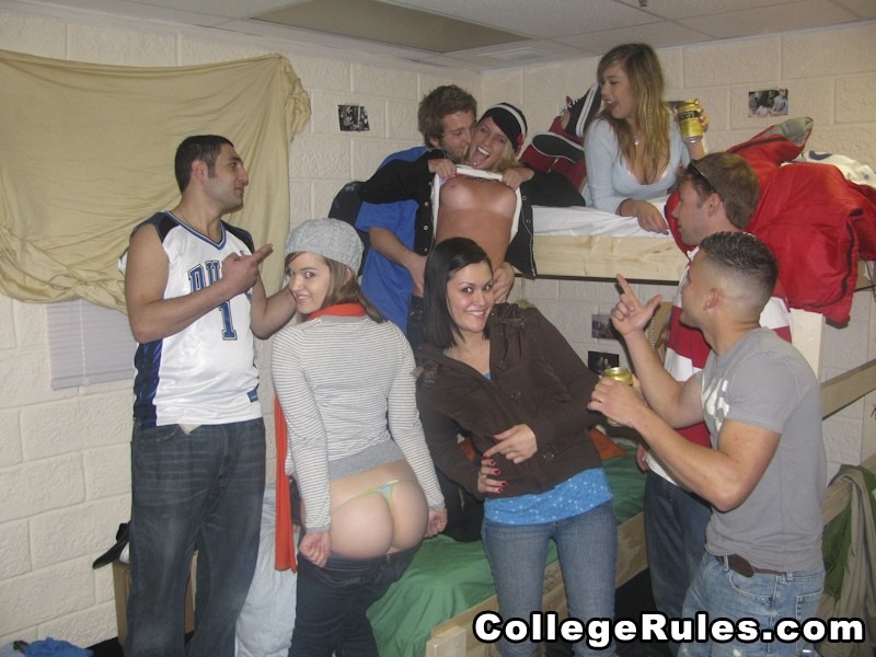 Une fête dans un dortoir d'université se déchaîne dans ces photos chaudes et folles.
 #79407940