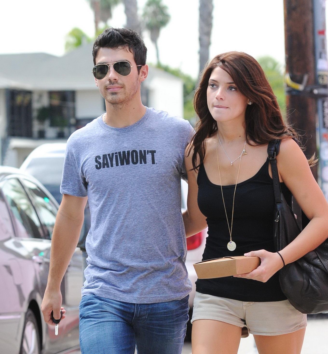 Ashley Greene langbeinig in Shorts und Tanktop in Los Angeles
 #75331487