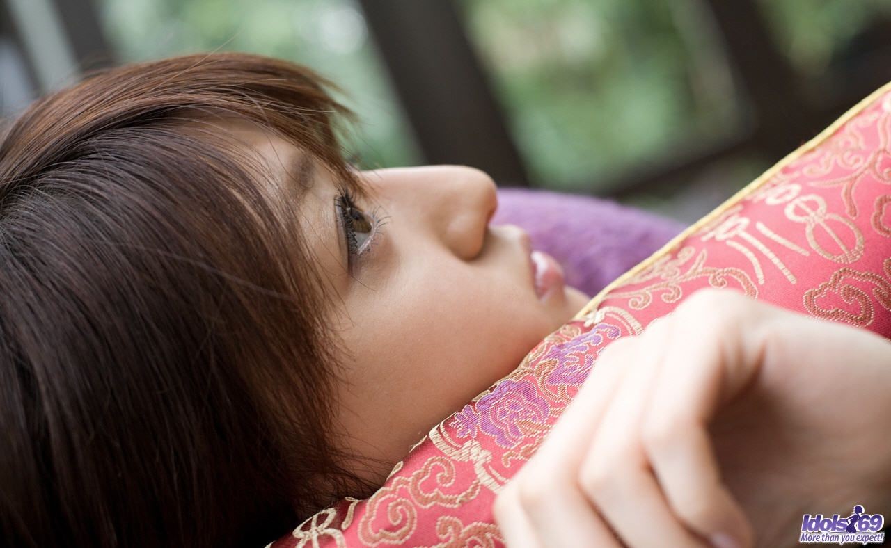 Asiática posando en vestido de encaje es caliente
 #69862081