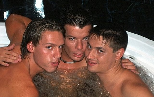 Drei gebräunte twinks saugen und diddling von wiederum in Jacuzzi
 #76949001
