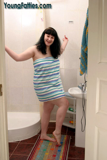 Giovane grassoccio che prende una doccia
 #73104972