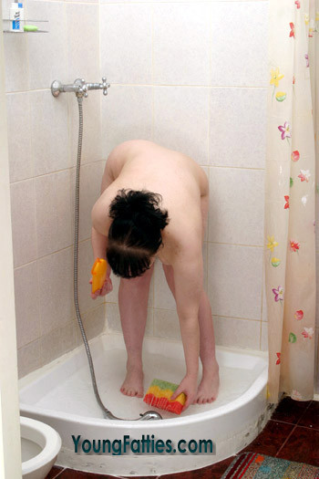 Jeune rondelette prenant une douche
 #73105082