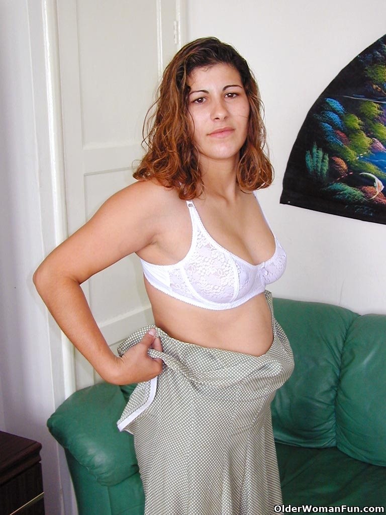 Milf Connie en collants se déshabille.
 #70873219