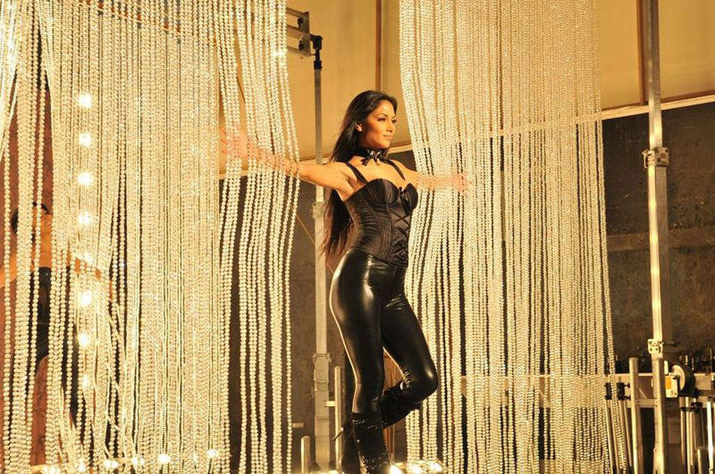 Nicole scherzinger sexy en traje de latex y en medias negras
 #75345107