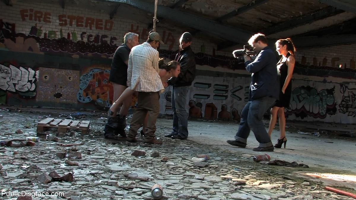 Babe wird ausgezogen, gefesselt und im Freien an öffentlichen Orten gefickt
 #71977114