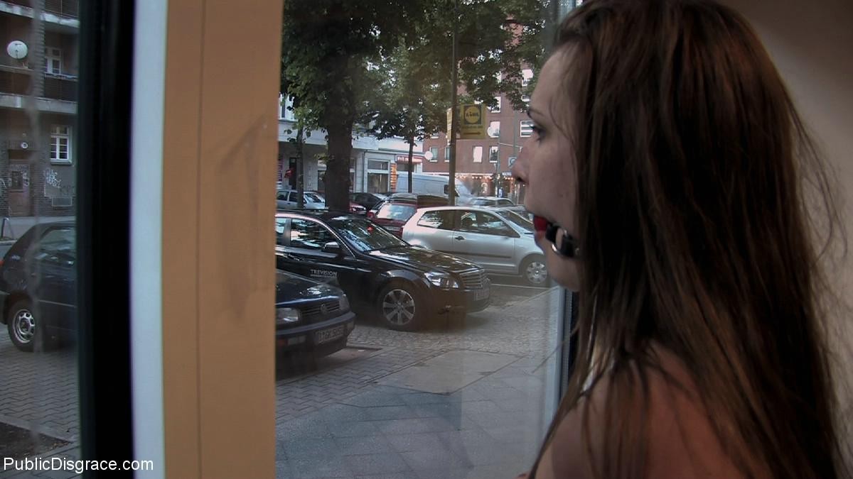Babe wird ausgezogen, gefesselt und im Freien an öffentlichen Orten gefickt
 #71977221