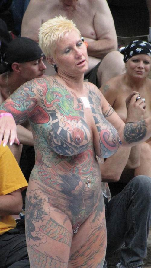 Madura tetona tatuada y con piercing posando en público
 #72993197