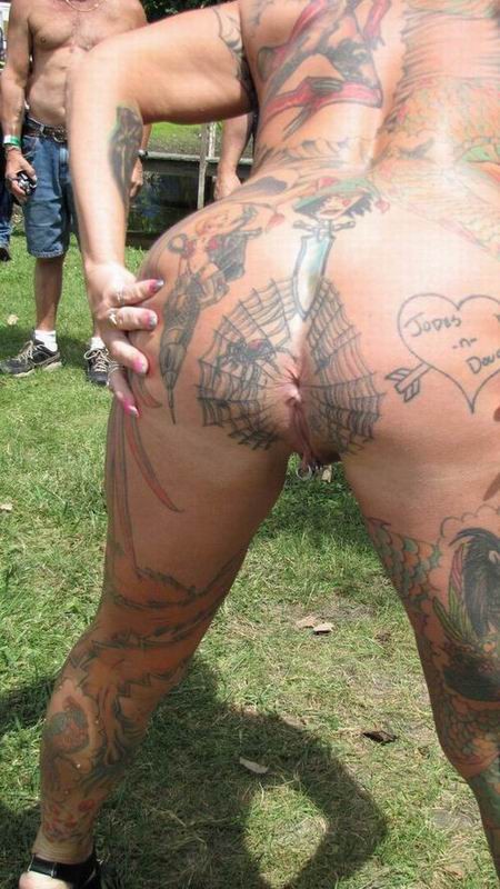 Madura tetona tatuada y con piercing posando en público
 #72993211