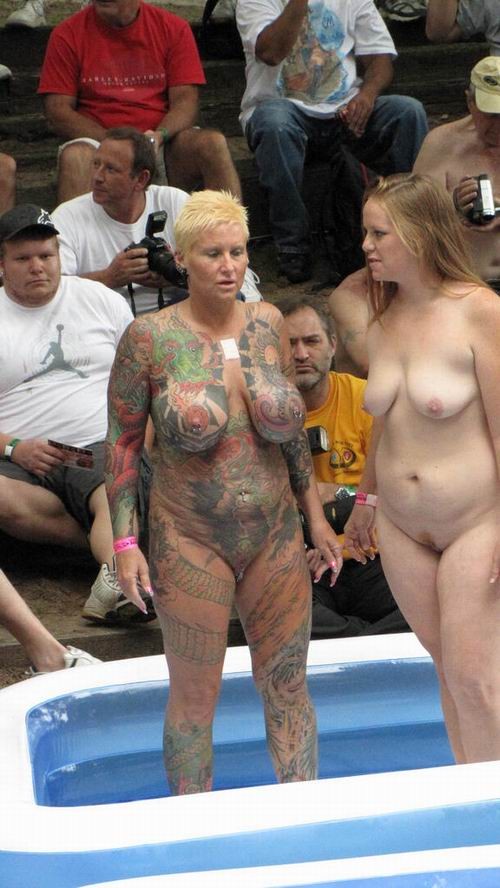 Busty tattoed e piercing maturo poser sul pubblico
 #72993267