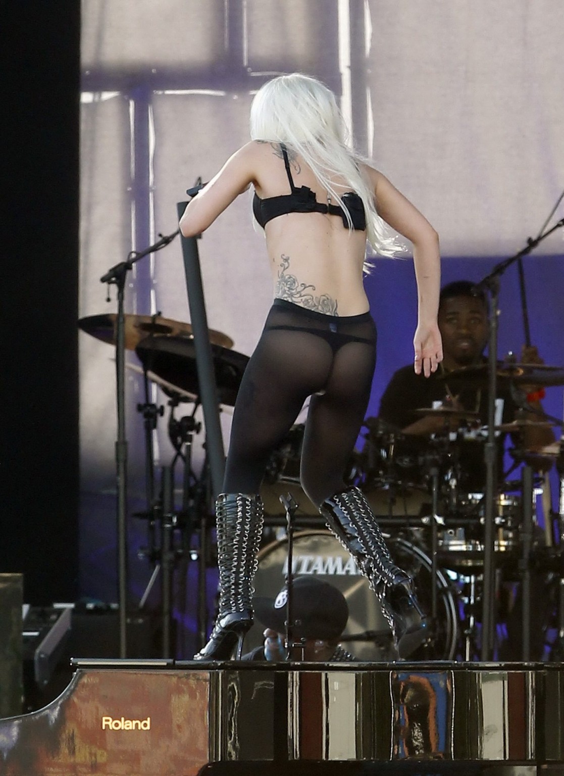 Lady Gaga zeigt ihren Arsch in Tanga-Strumpfhosen bei einem Auftritt bei Jimmy Kimmel Live 
 #75293434