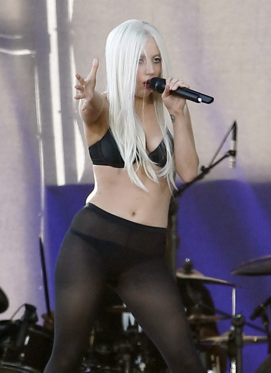 Lady Gaga zeigt ihren Arsch in Tanga-Strumpfhosen bei einem Auftritt bei Jimmy Kimmel Live 
 #75293437