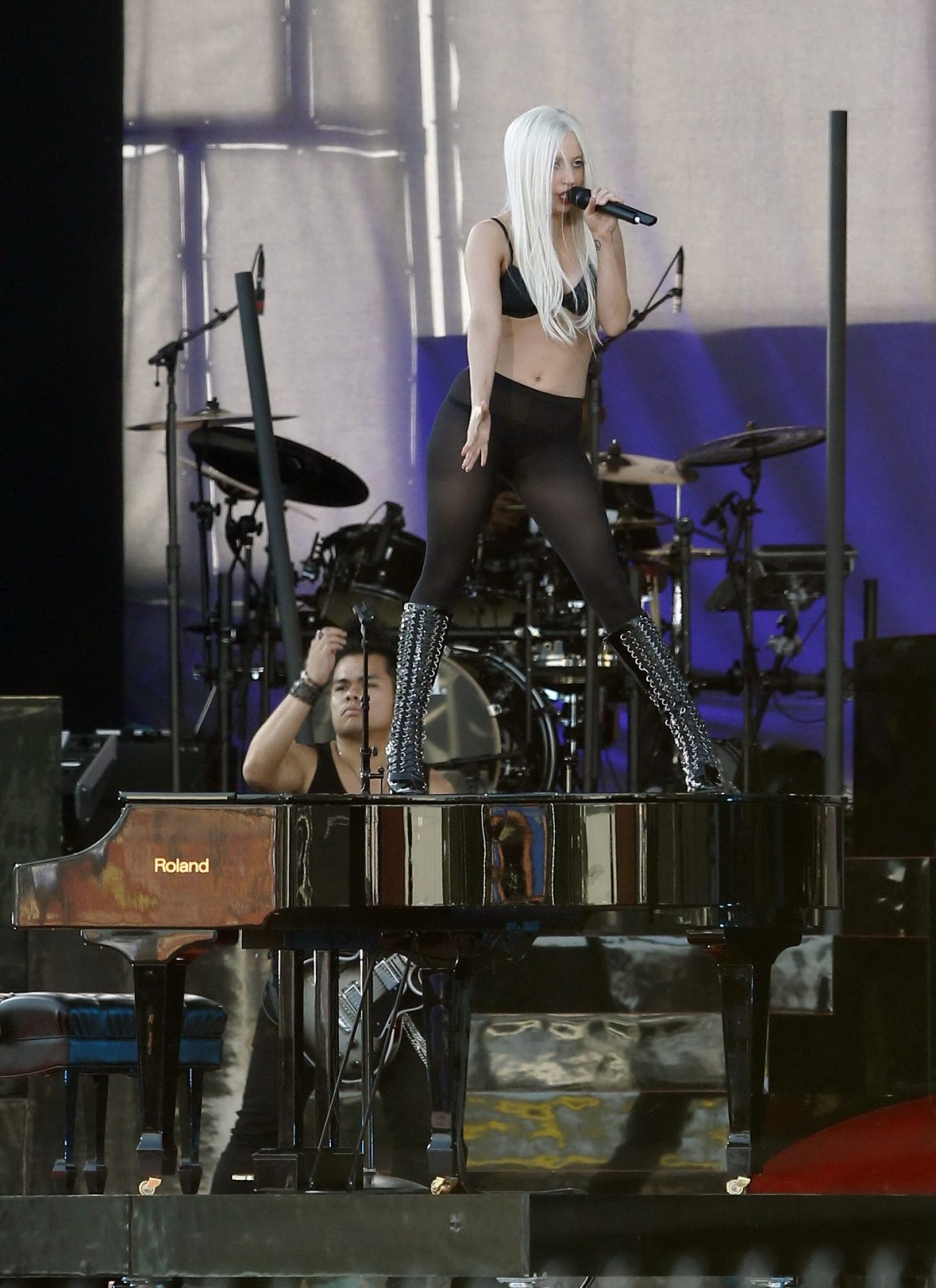 Lady gaga montre ses fesses dans un collant string lors d'un concert sur jimmy kimmel live 
 #75293441