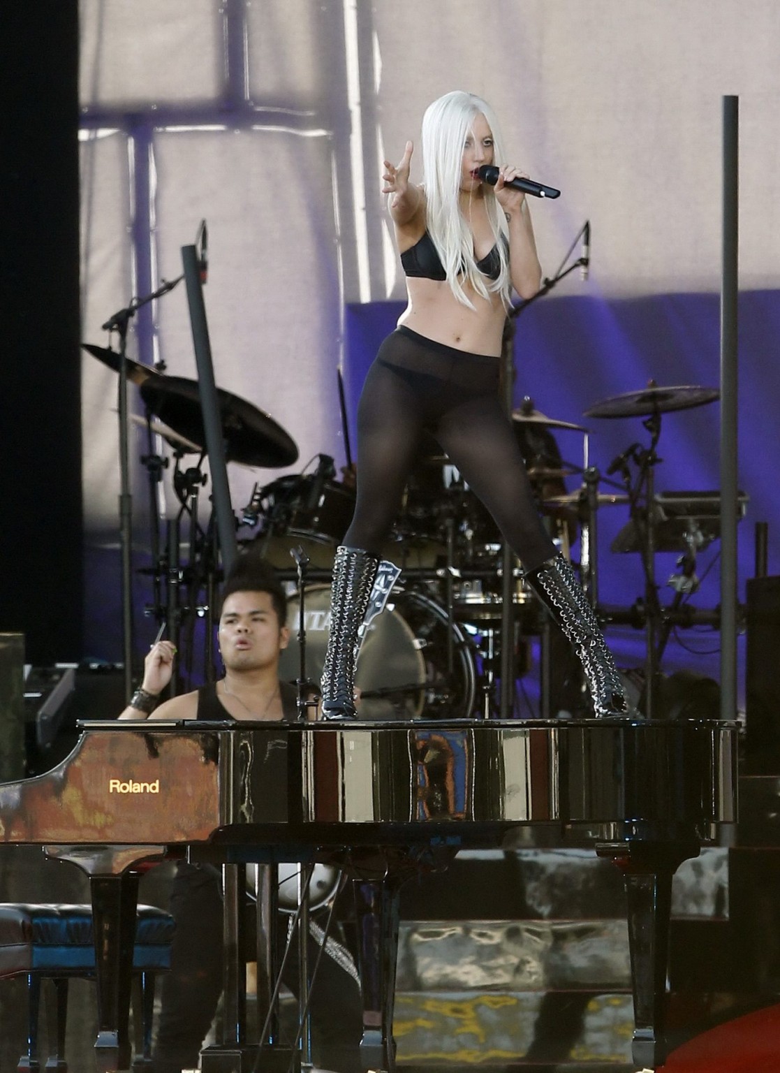 Lady Gaga zeigt ihren Arsch in Tanga-Strumpfhosen bei einem Auftritt bei Jimmy Kimmel Live 
 #75293450