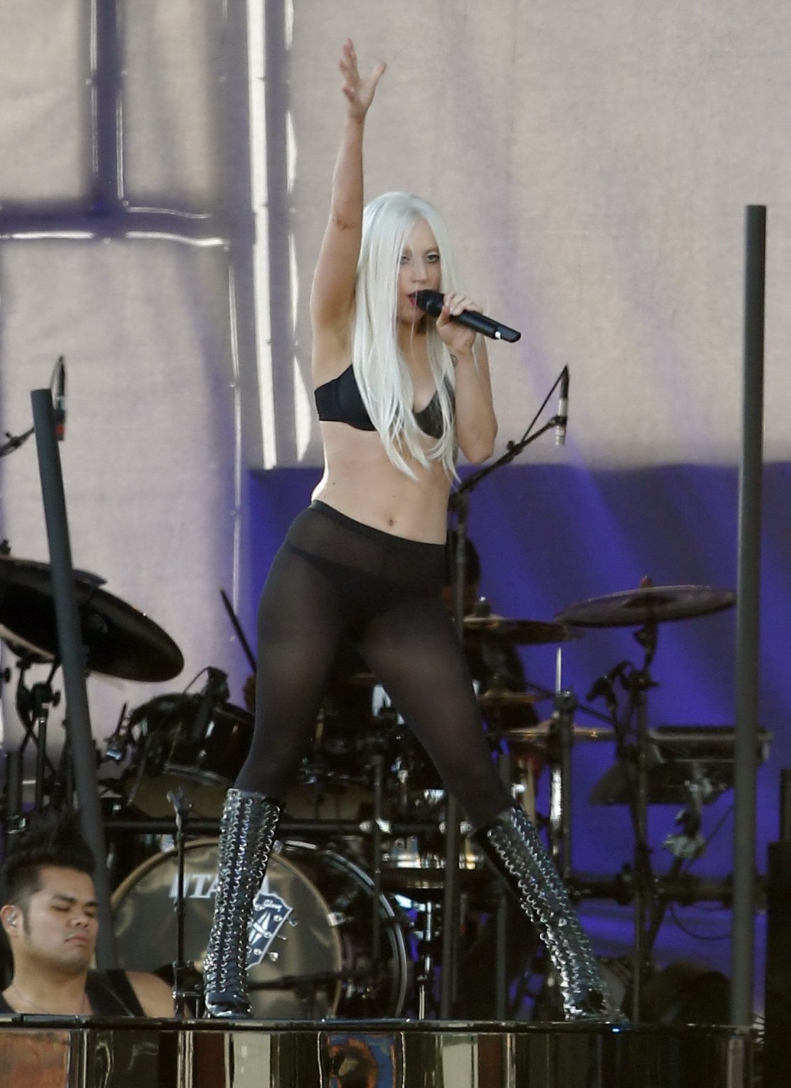 Lady Gaga zeigt ihren Arsch in Tanga-Strumpfhosen bei einem Auftritt bei Jimmy Kimmel Live 
 #75293456