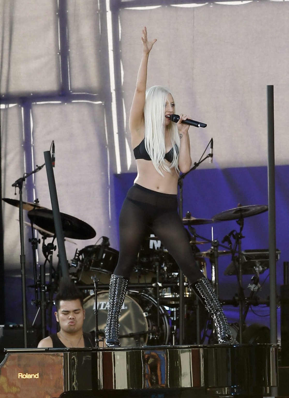 Lady Gaga zeigt ihren Arsch in Tanga-Strumpfhosen bei einem Auftritt bei Jimmy Kimmel Live 
 #75293469