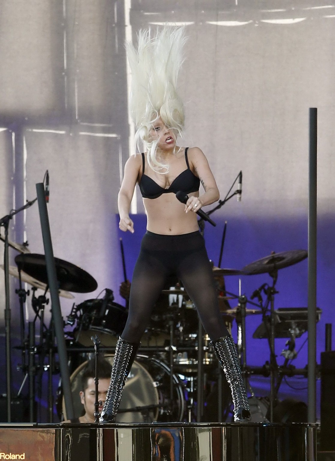 Lady Gaga zeigt ihren Arsch in Tanga-Strumpfhosen bei einem Auftritt bei Jimmy Kimmel Live 
 #75293490