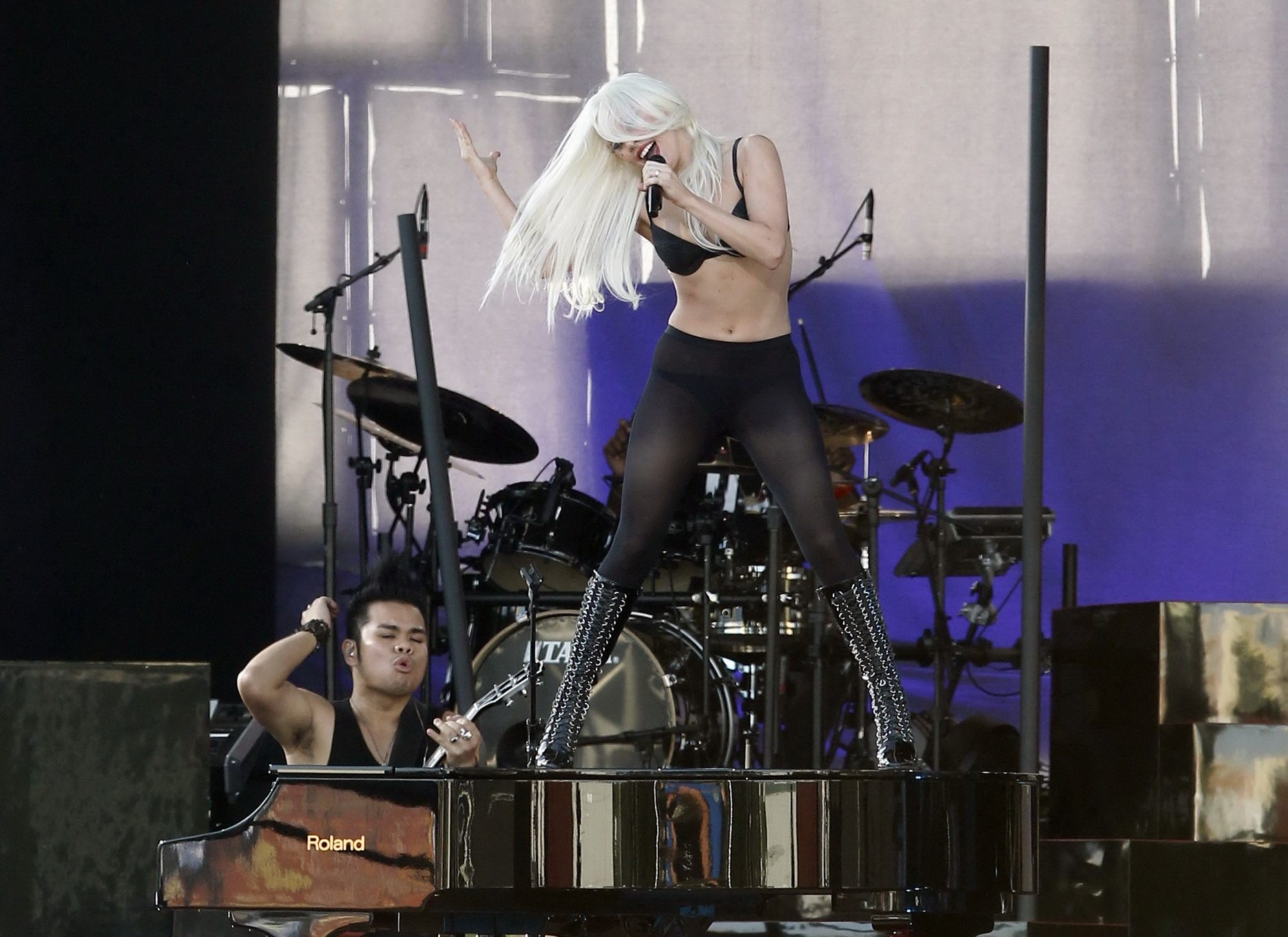 Lady Gaga zeigt ihren Arsch in Tanga-Strumpfhosen bei einem Auftritt bei Jimmy Kimmel Live 
 #75293497