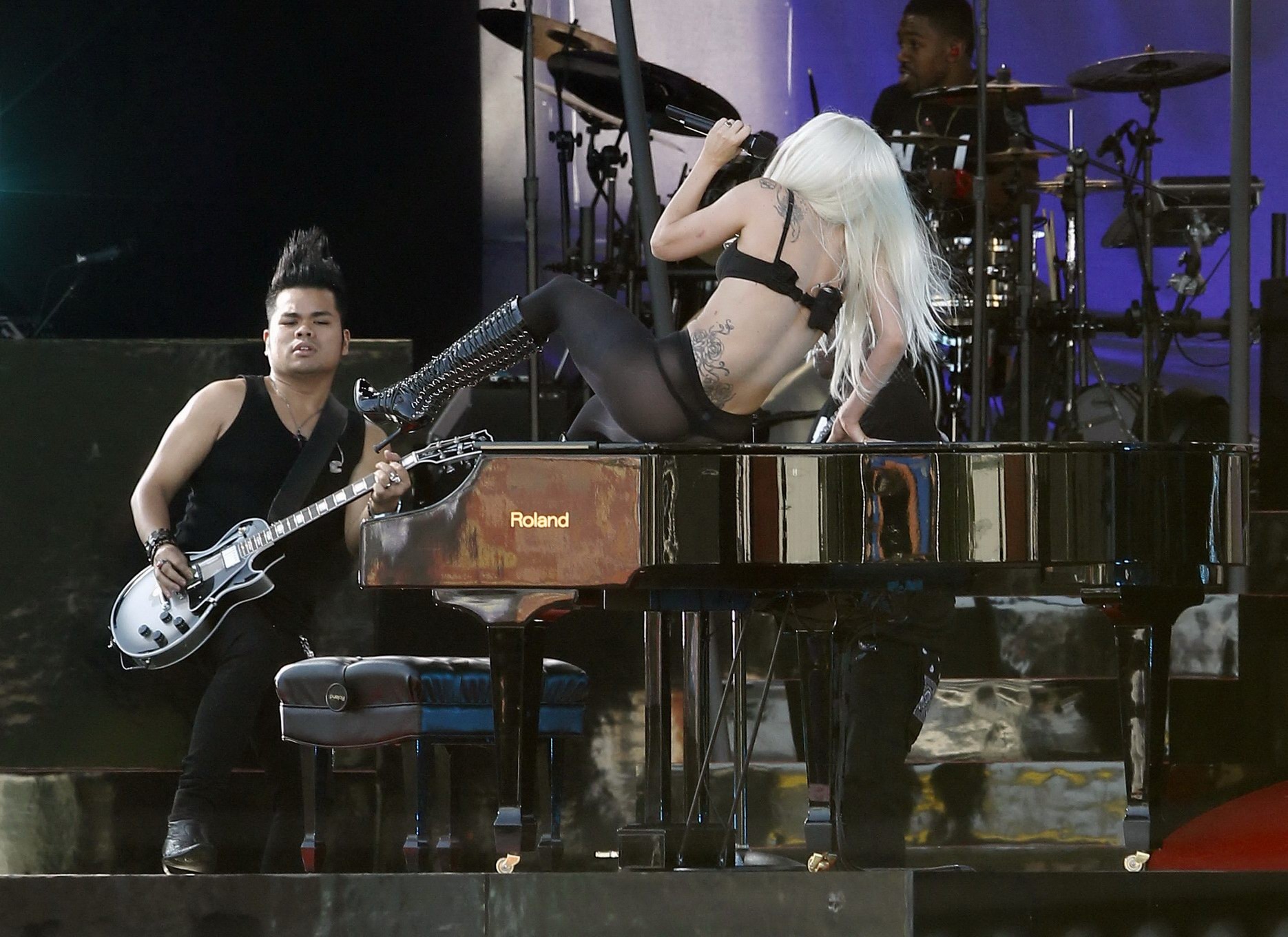 Lady Gaga zeigt ihren Arsch in Tanga-Strumpfhosen bei einem Auftritt bei Jimmy Kimmel Live 
 #75293507