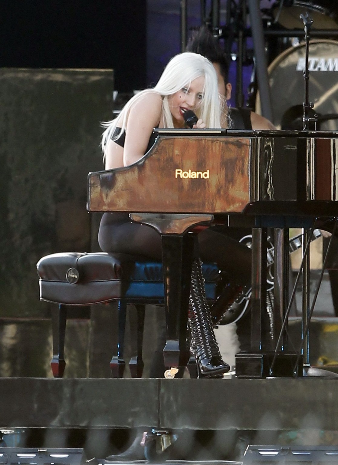 Lady Gaga zeigt ihren Arsch in Tanga-Strumpfhosen bei einem Auftritt bei Jimmy Kimmel Live 
 #75293510