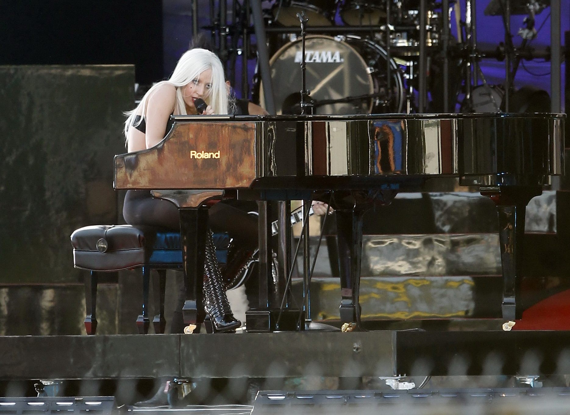 Lady Gaga zeigt ihren Arsch in Tanga-Strumpfhosen bei einem Auftritt bei Jimmy Kimmel Live 
 #75293517