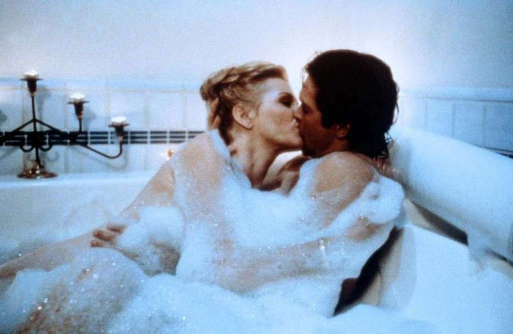 Shannon tweed exposant ses énormes seins et baisant fort avec un gars dans un film
 #75324622