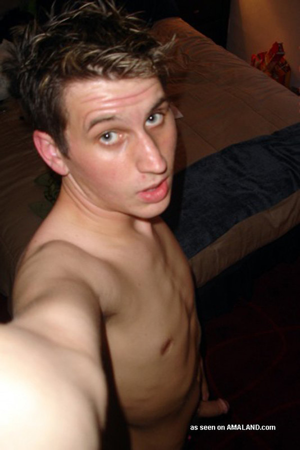 Dos chicos calientes sosteniendo y mostrando sus pollas
 #76943158