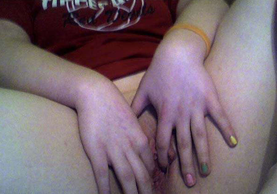 Bilder von geilen Amateur-Freundinnen, die ihre engen Muschis mit dem Finger ficken
 #68326844