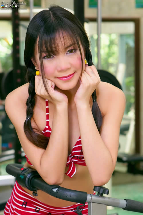 Hottie asiatique nue à la salle de sport
 #70023846