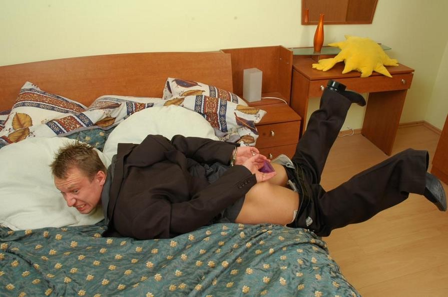 Strapon-Lady überrascht ihren Liebhaber, indem sie ihn in den Arsch fickt
 #72219108